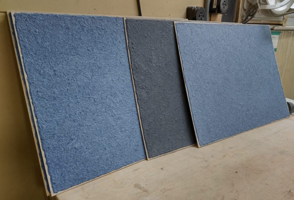 インディゴブルーなど３色のヌルデニムが塗られた３枚の板