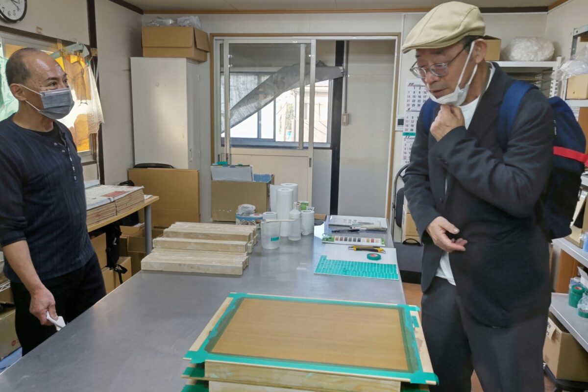 製品サンプル制作現場を見学する塗装会社社長