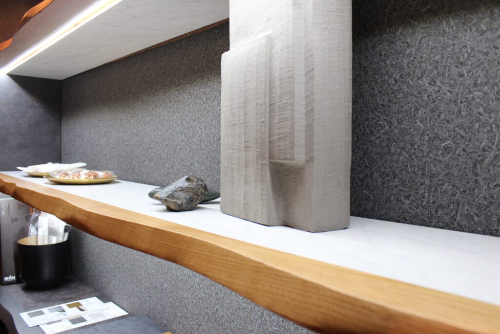 木材が縁に加工された棚板