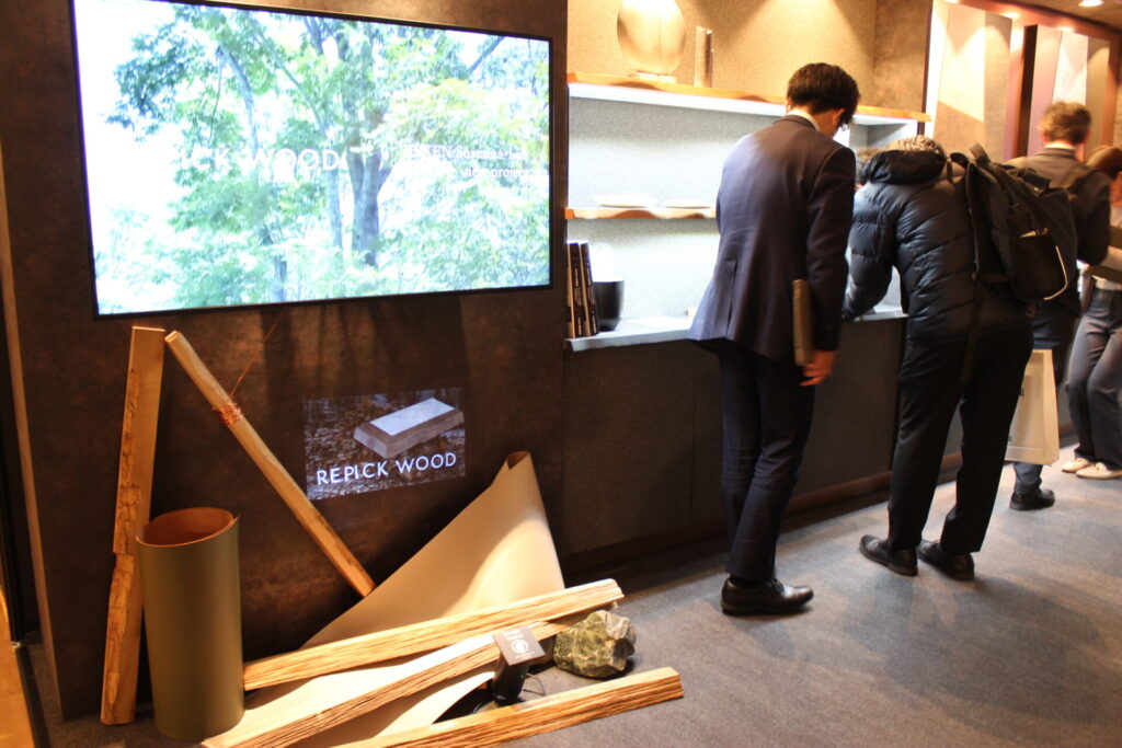 クリの木材がディスプレーされているブース