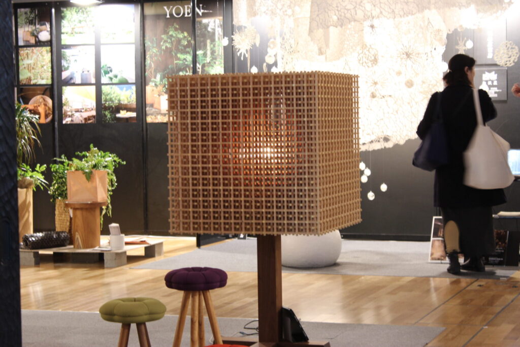 灯りのともされた立体組子