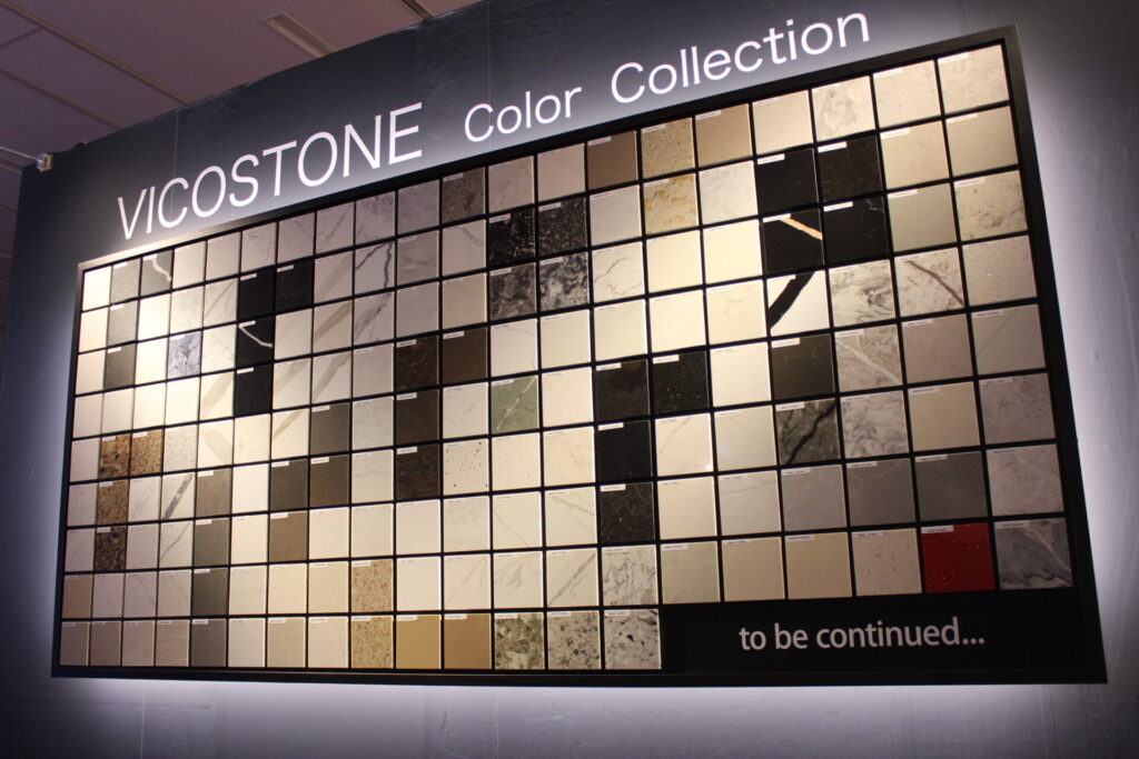 クオーツストン極薄パネルのカラーバリエーションなどを示す展示