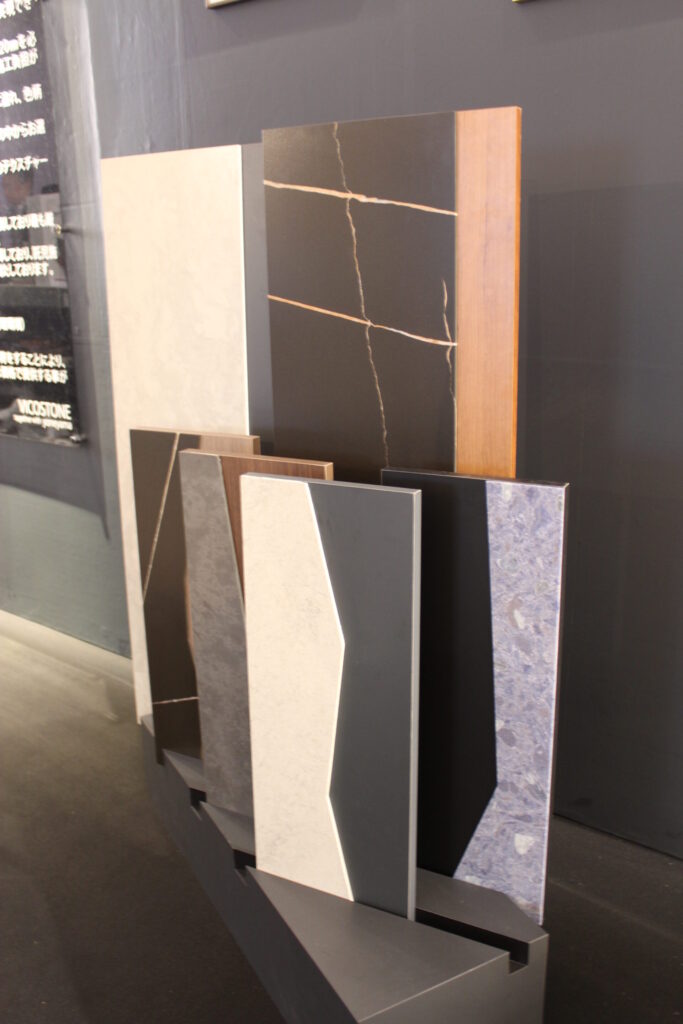 木を下地にした天板の表面に 極薄クオーツストーンを加工 した建材のサンプル