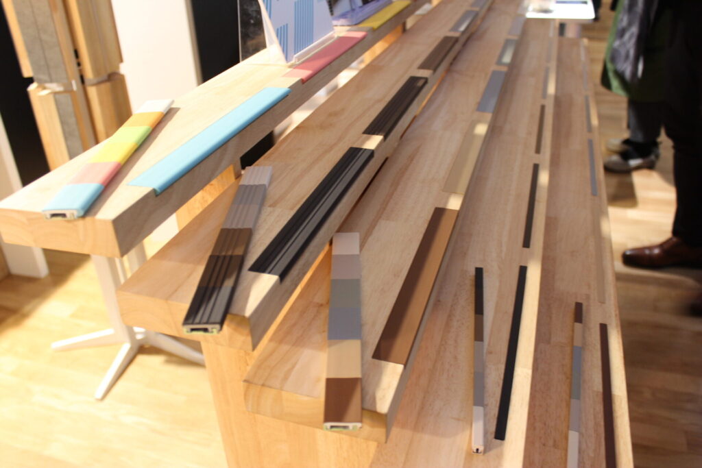 木製の階段に滑り止めが施されたディスプレイ