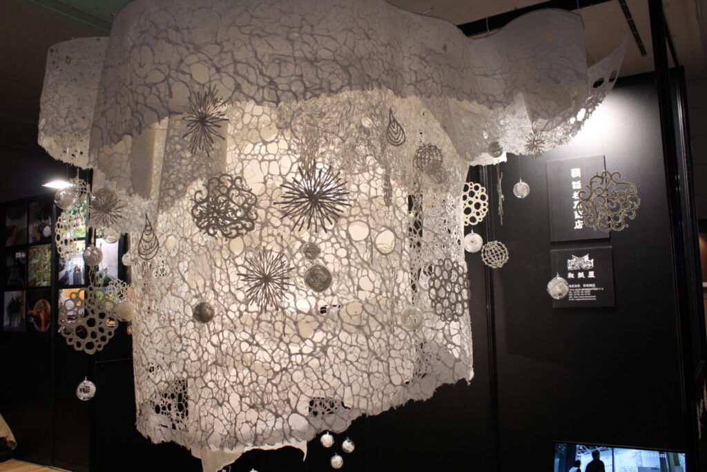 越前和紙を素材にした細密なディスプレイ