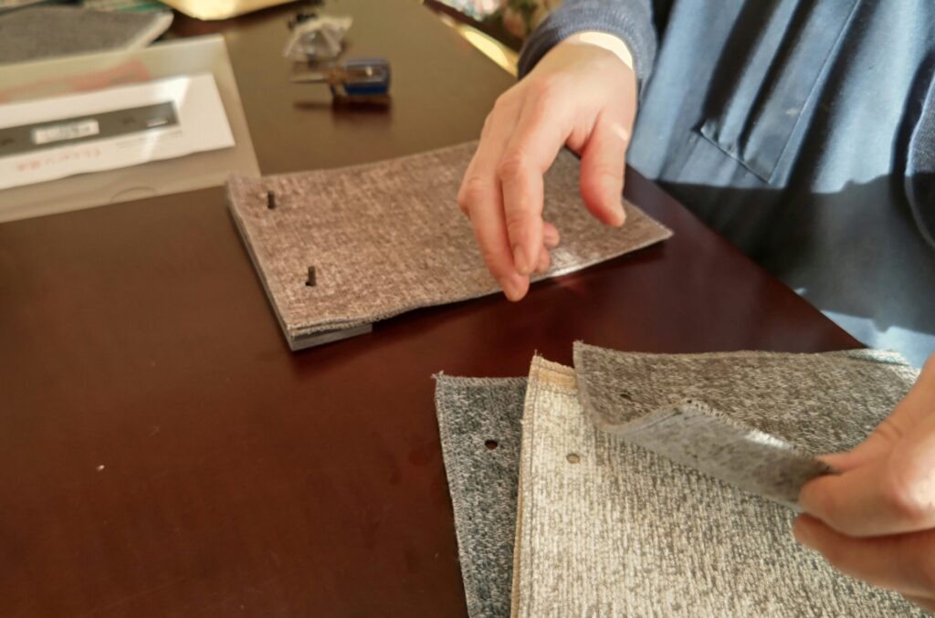 何色もの生地サンプルをまとめている