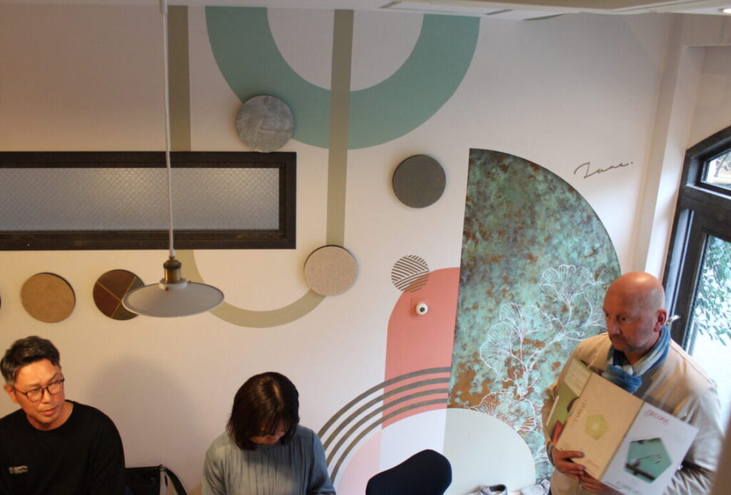 壁一面にカラフルなペイントが施された村上製作所