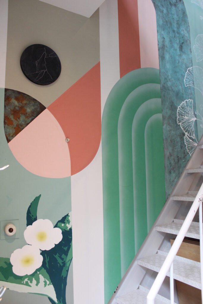 壁一面にカラフルなペイントが施された村上製作所