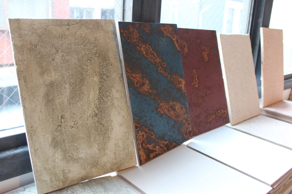 デコラ社の素材を施した壁のサンプルが並んでいる