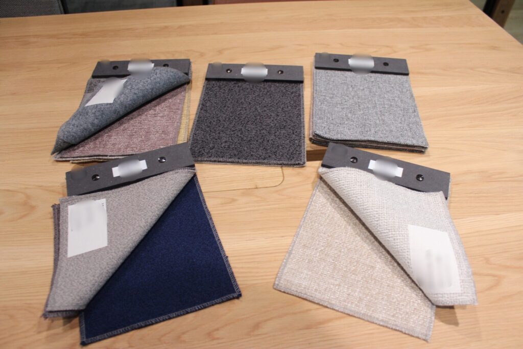 さまざまな色のオフィスチェア生地サンプル