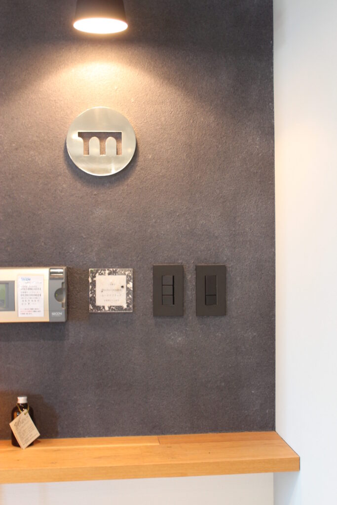 黒い左官の施された壁